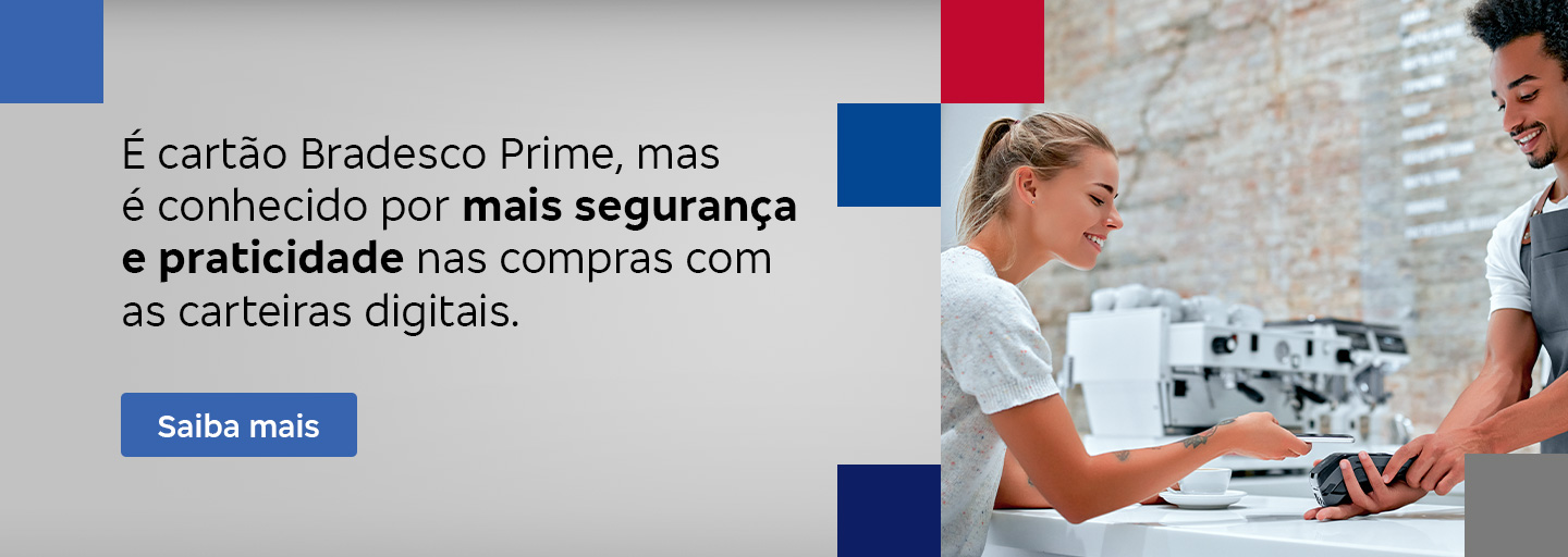 #BradescoAcessível #PraTodoMundoVer Texto: É cartão Bradesco Prime, mas é conhecido por mais segurança e praticidade nas compras com as carteiras digitais. Botão: Saiba mais. Imagem: A imagem é dividida em duas partes. À esquerda, o fundo é cinza com blocos azuis nas laterais. Deste lado está também o texto. À direita, tem a foto de um atendente segurando uma maquininha de pagamento, enquanto a mulher, que está do outro lado do balcão, realiza o pagamento com o celular. Há blocos vermelho e cinza nas laterais.